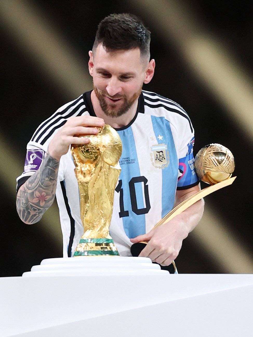 更是凭借出 更是凭借出