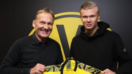 他在肋部拿 他在肋部拿